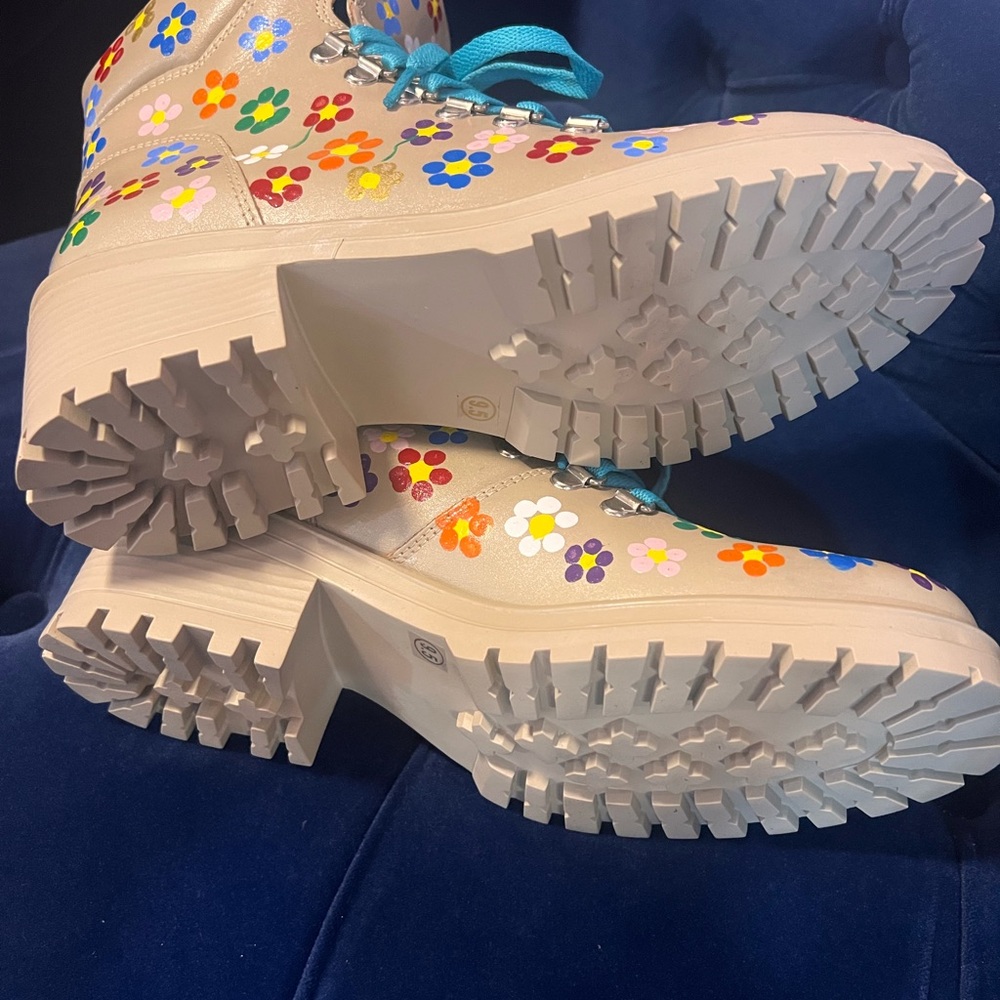 Handpainted One of a Kind Floral Leather Boots - Picture 5 of 6